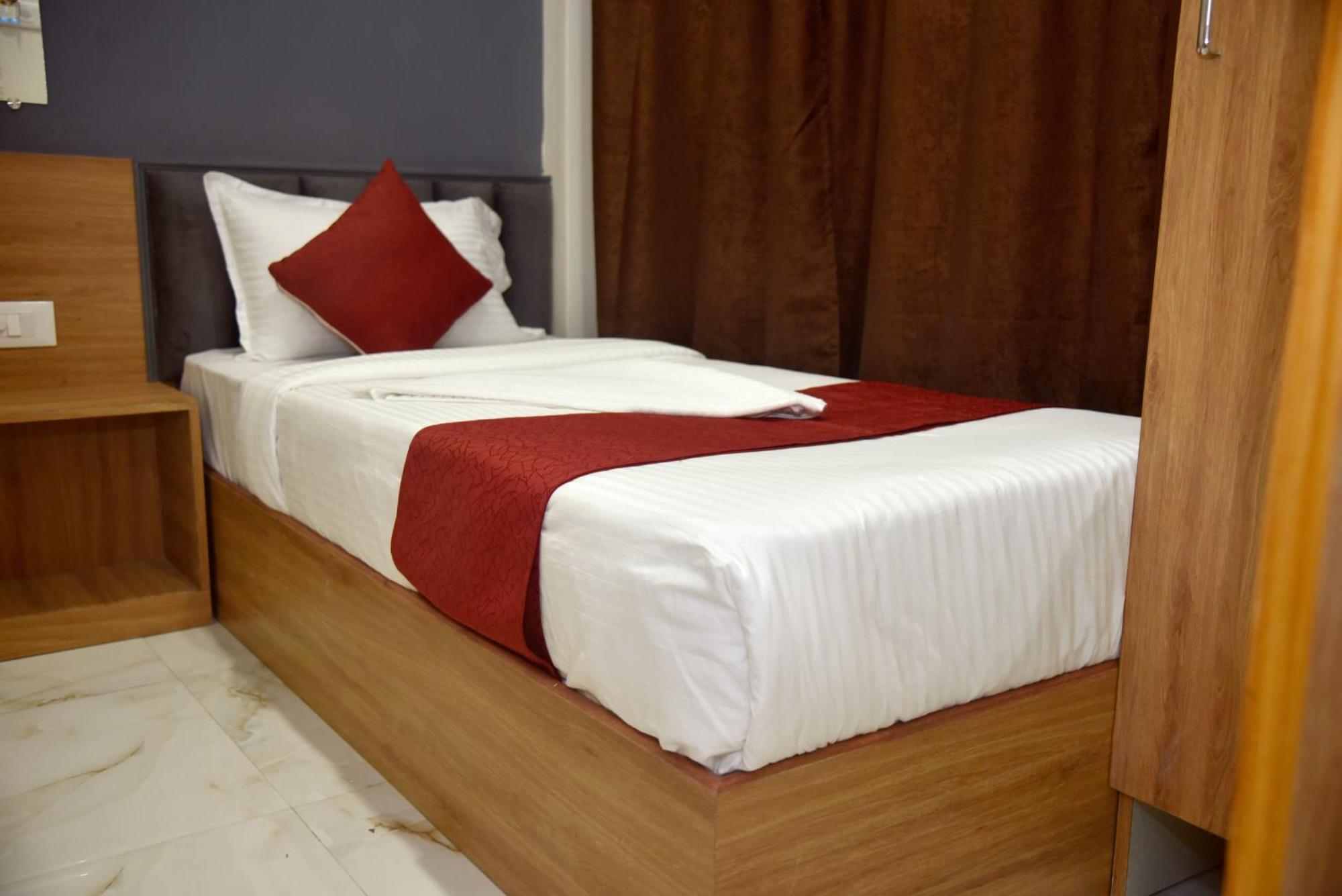 Vogue Cabin Stay Near Nesco Bombay Exhibition Centre Exterior photo